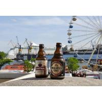 2900_7910 abgestellte Bierflaschen, Glasflaschen von Astra u. Holstenbier - Riesenrad. | 